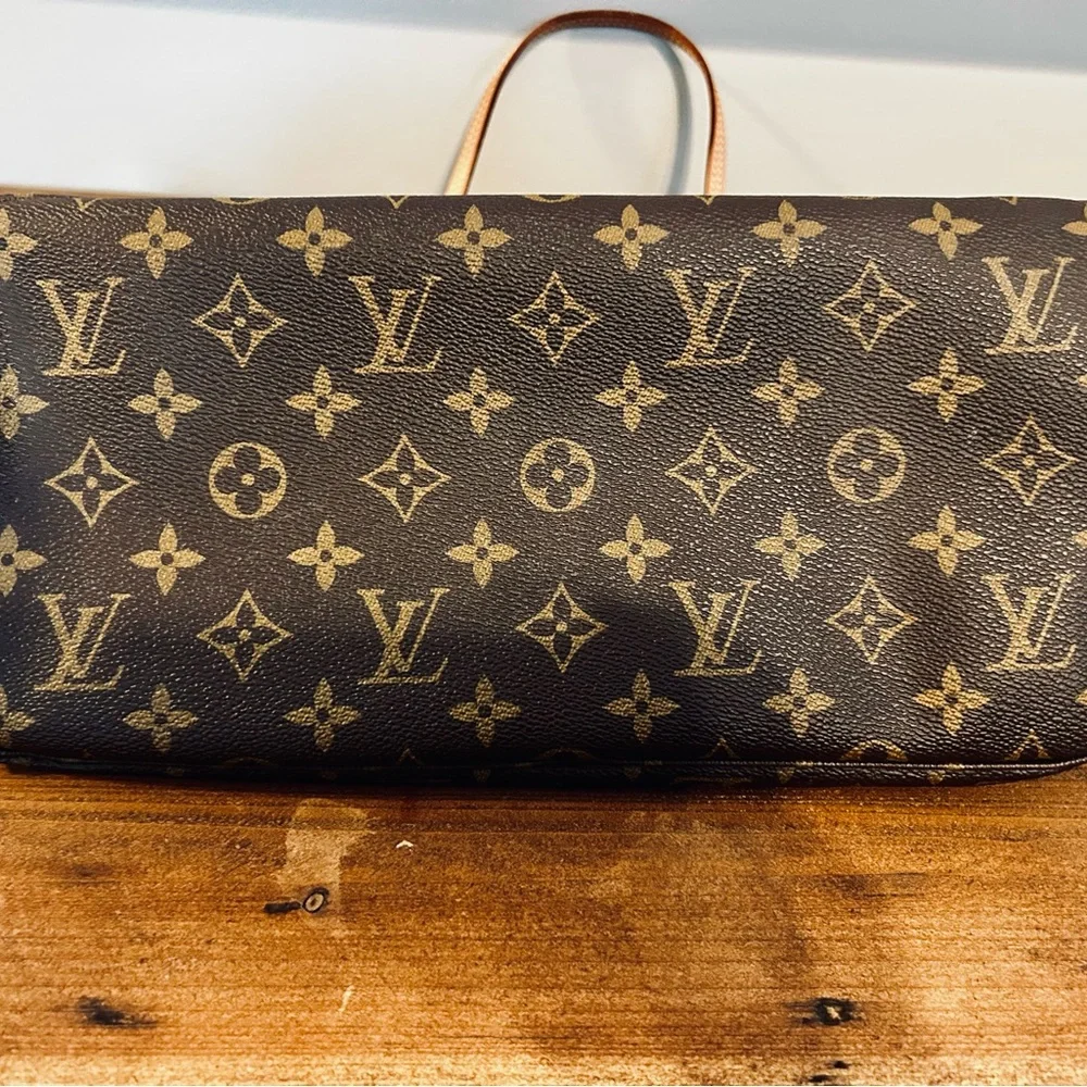 Louis Vuitton MM - Picture 2 of 6